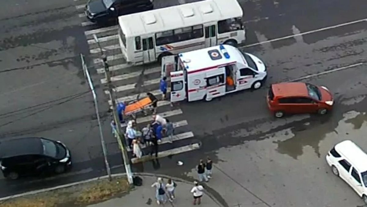 В Бийске медики спасли мужчину с остановкой сердца по пути домой