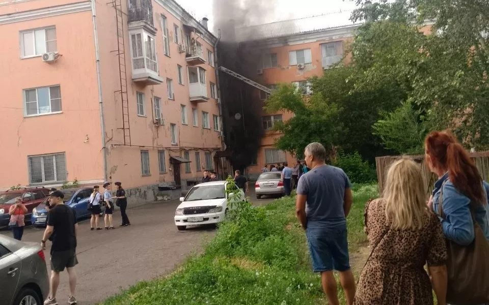 Четырехэтажный жилой дом загорелся на проспекте Калинина в Барнауле
