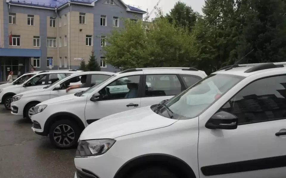 Рубцовская детская больница и пять сельских ФАПов получили новые автомобили