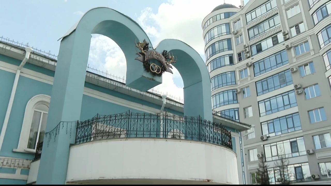 Дворец бракосочетаний в Барнауле сегодня отмечает день рождения