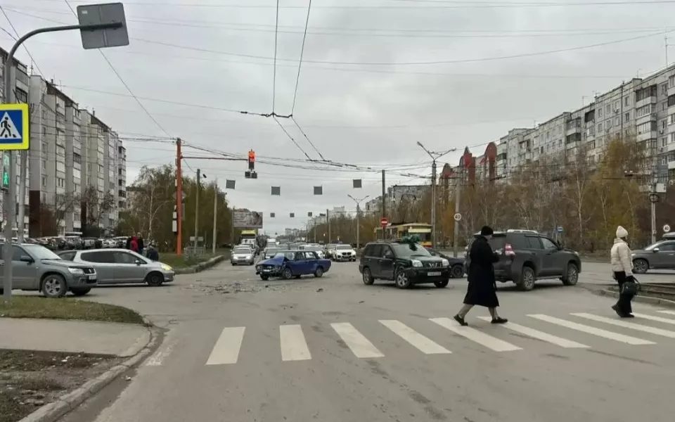Легковушки столкнулись на перекрестке Попова — Взлетная в Барнауле