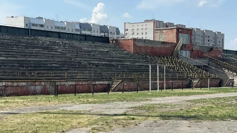 Стадион «50 лет Алтая» в Новоалтайске разрушается, ремонт застрял на проектной документации