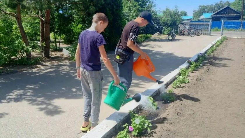 12 тысяч подростков работали на заводах и в школах Алтайского края