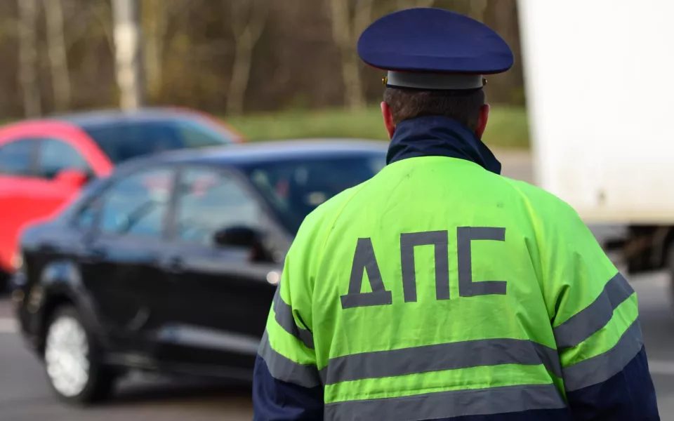 На Павловском тракте в Барнауле автомобиль сбил человека на электросамокате
