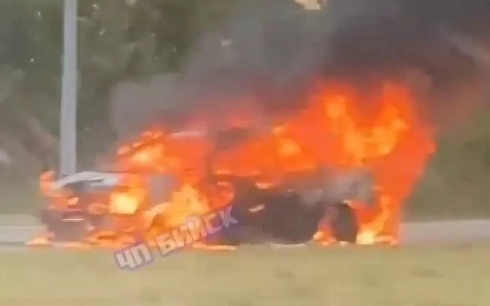 Легковой автомобиль полностью сгорел на въезде в Бийск