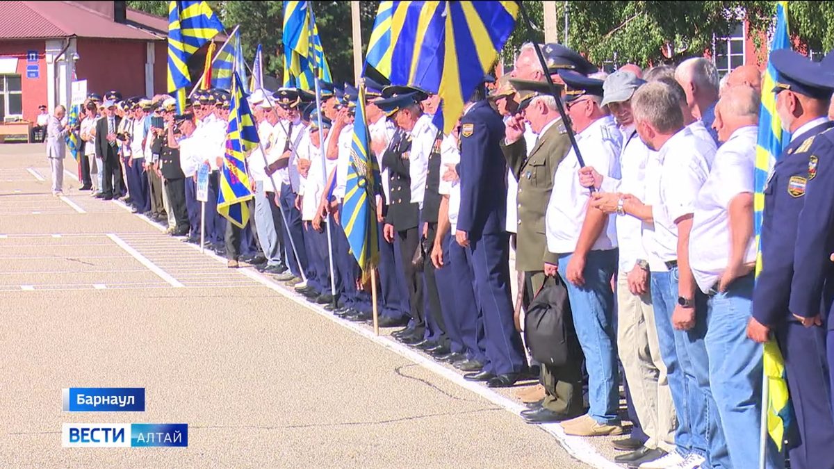 В Барнауле собрались выпускники расформированного лётного училища