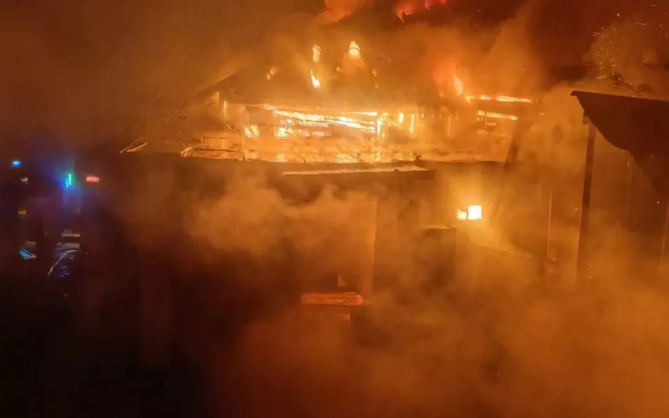 Пожар уничтожил дом, баню и сарай на улице Никитина в Барнауле