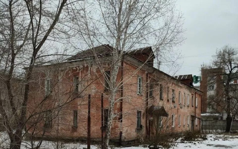 В Барнауле расселят и снесут аварийный дом 1958 года на улице Гулькина