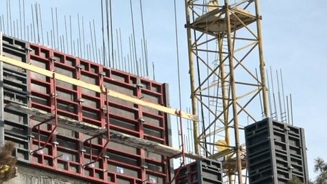 Машинист пострадал при падении башенного крана в Бийске