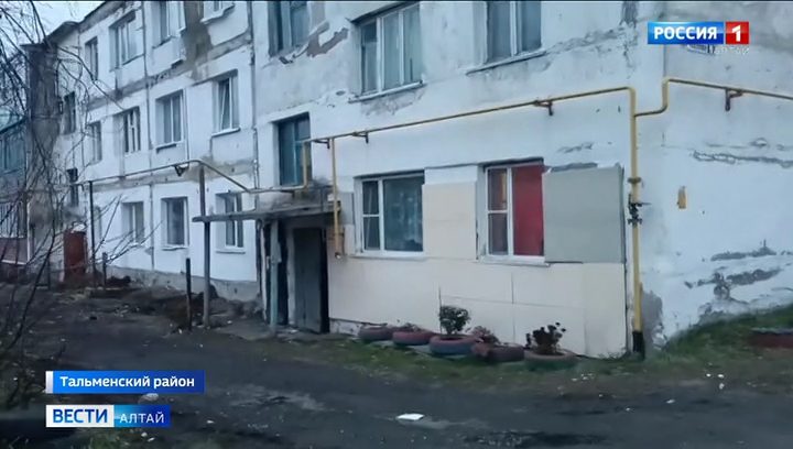 В Тальменке демонтировали просевшие балконы в проблемном доме