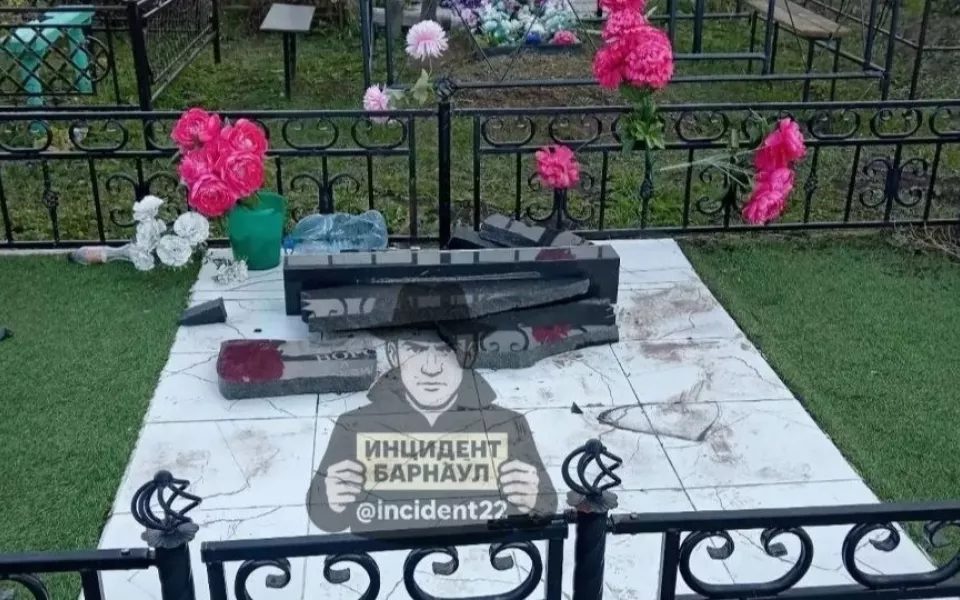 В Заринске вандалы сломали надгробия на кладбище