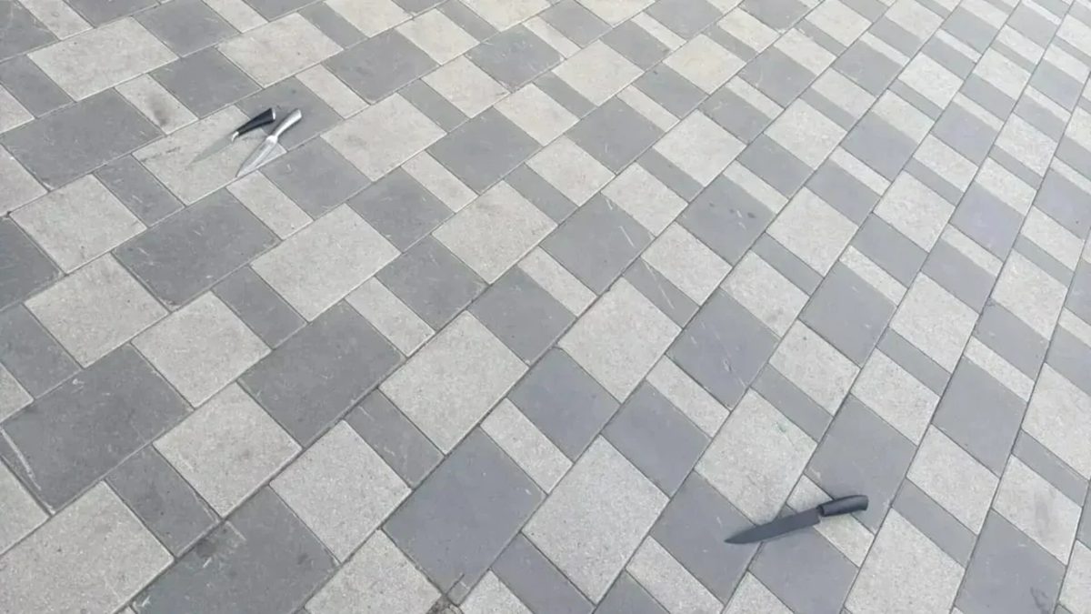 В Барнауле из окна жилого дома ночью бросали ножи