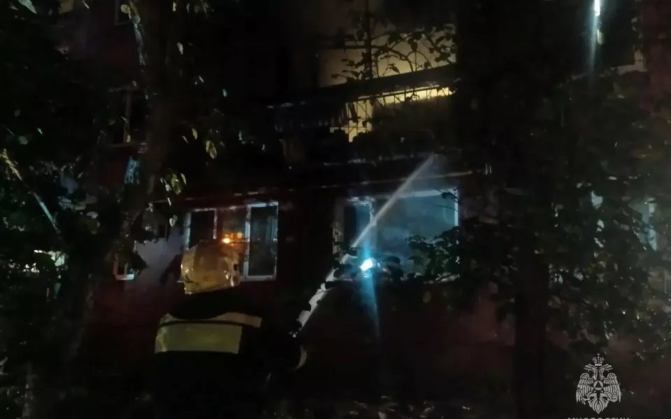 В Барнауле эвакуировали жильцов пятиэтажки из-за пожара на балконе