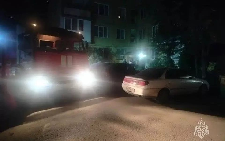 На улице Шукшина в Барнауле произошел пожар в квартире на первом этаже