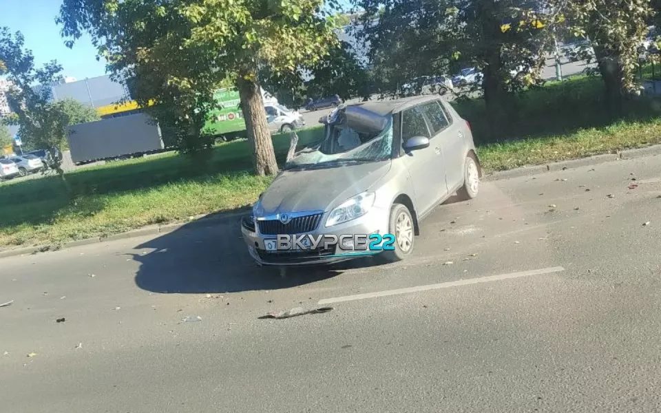 Skoda столкнулась с грузовиком на Павловском тракте