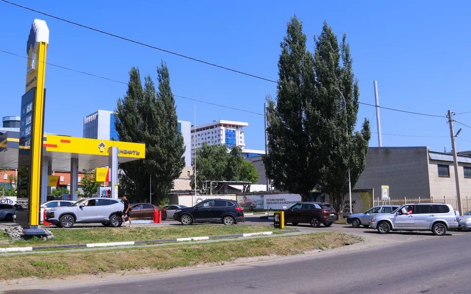 На барнаульских АЗС продолжаются очереди за топливом