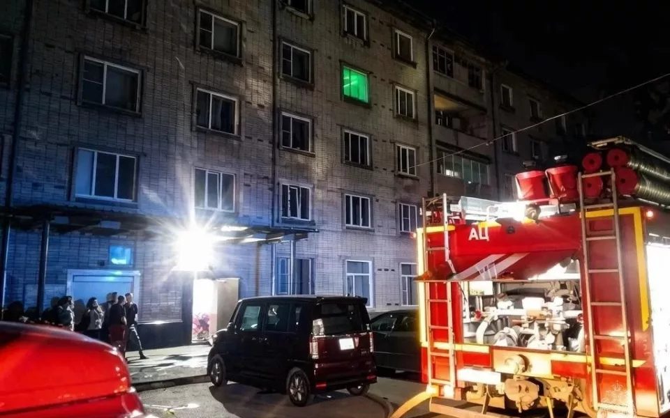 Пожар в четырехэтажном доме Новоалтайска: эвакуировано 37 человек