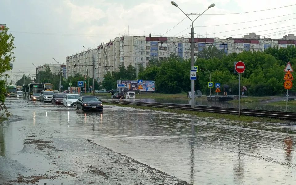 В Индустриальном районе Барнаула затопило дорогу после ливня