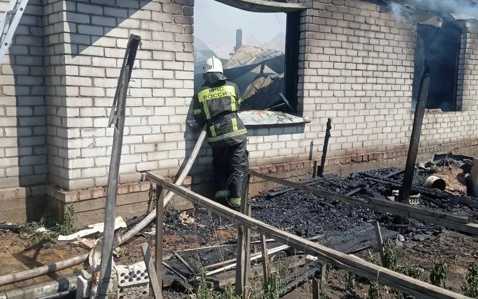 В селе Безрукавка полностью сгорел частный дом из-за неосторожности при готовке
