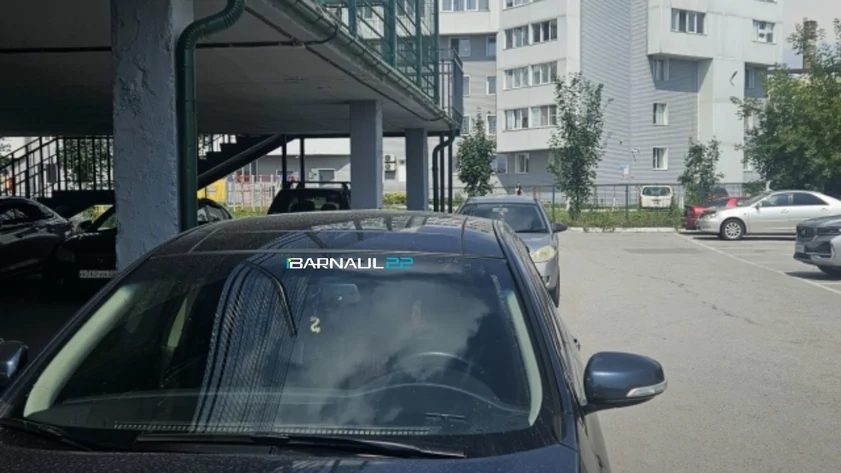 Неизвестный открыл стрельбу по припаркованным машинам на Павловском тракте