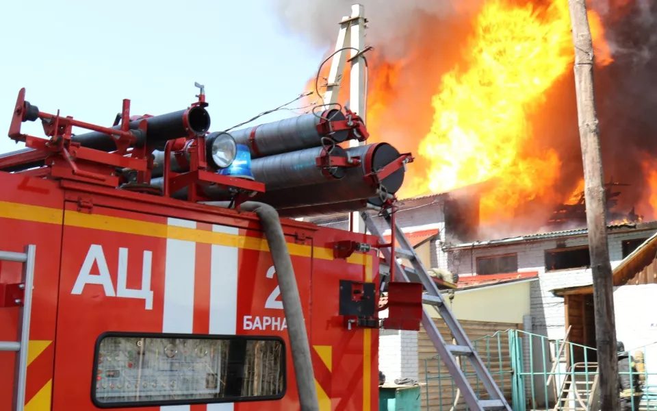 В садоводстве "Медик" в Бийске сгорели баня и дровяник