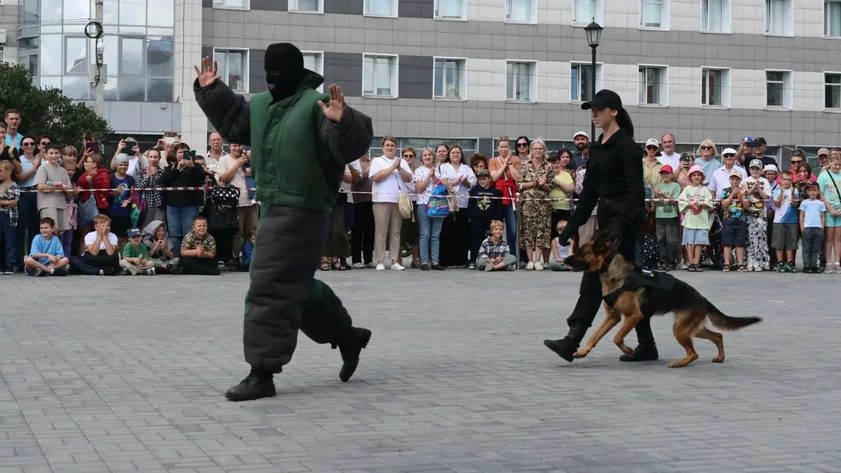 В Барнауле прошли показательные выступления служебных собак