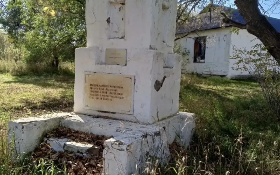 В селе Батурово разрушаются военный памятник и братская могила