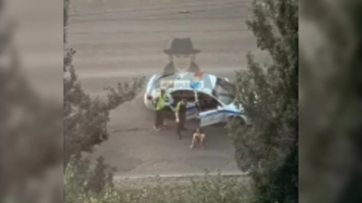 Полуголый мужчина врезался в автомобиль на улице Балтийской в Барнауле