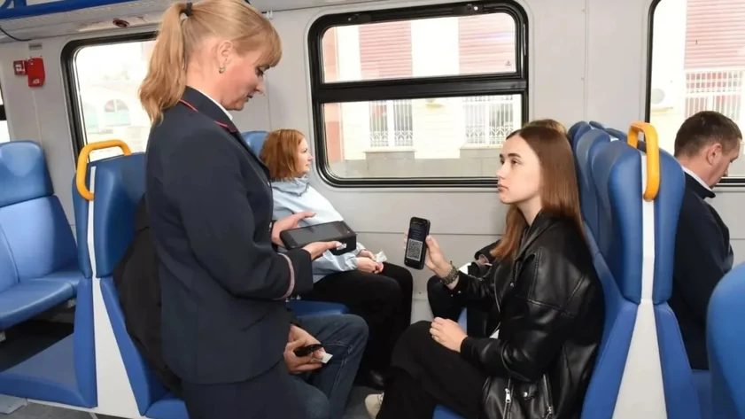 Кассиры электричек Алтайского края получили новые мобильные терминалы