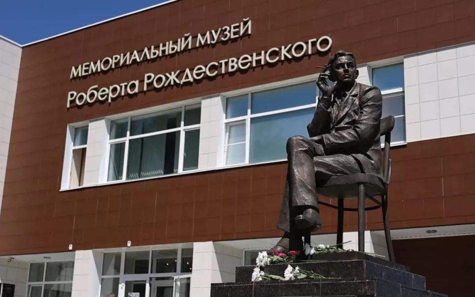 Вещи поэта Рождественского вернутся на Алтай с Сахалина
