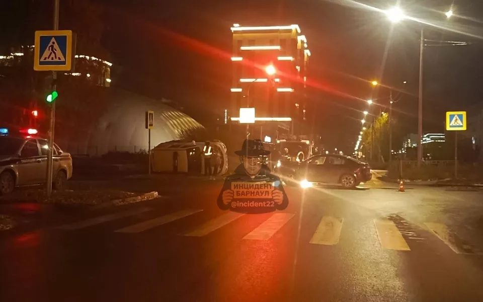 В Барнауле ночью на пересечении Взлетной и Шумакова столкнулся автомобиль полиции