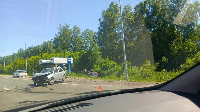 В Авиаторе машина вылетела в кювет после столкновения
