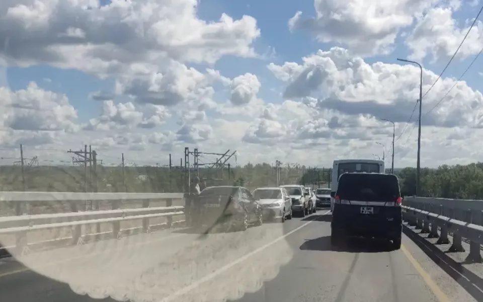 ДТП на Старом мосту вызвало крупную пробку в Барнауле