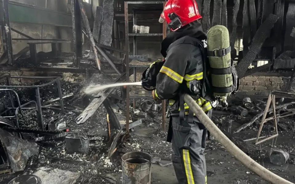 Крупный пожар произошел в производственном здании в Барнауле