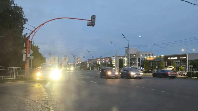 На перекрестке Матросова и Меланжевой отключат светофор