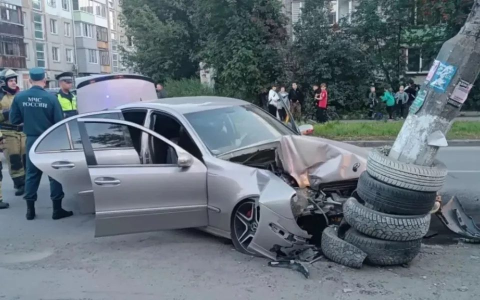 Mercedes протаранил столб на улице Можайского в Бийске