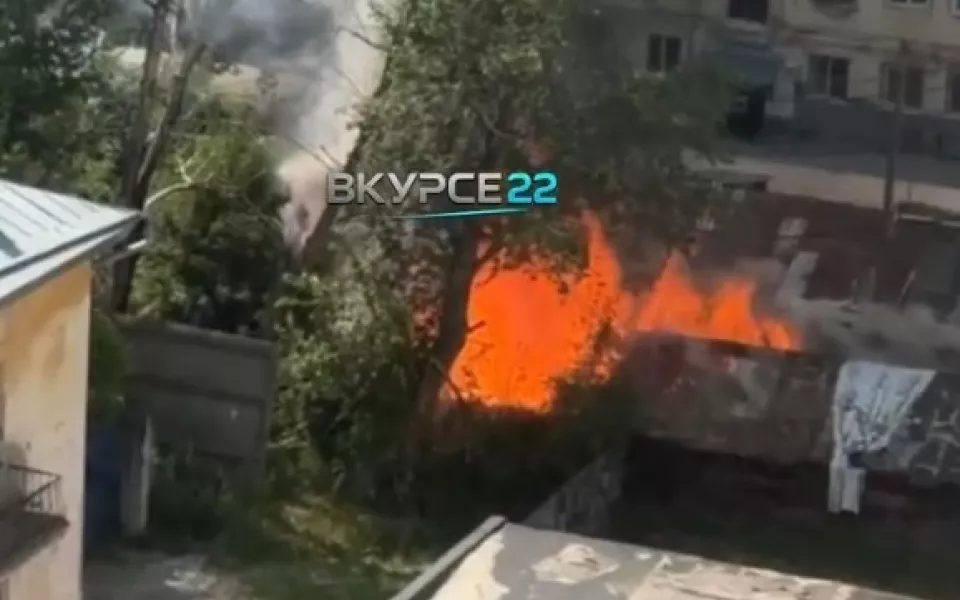 На улице Цеховой в Барнауле вспыхнул пожар в гаражах