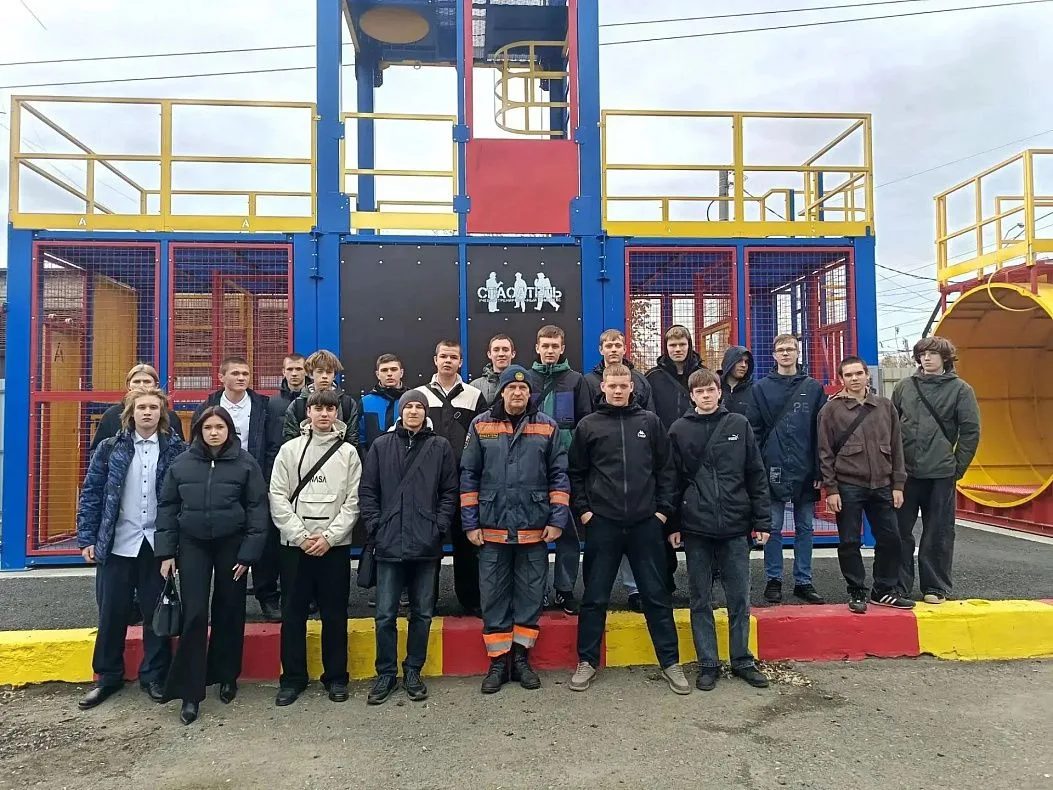 Барнаульские спасатели провели урок по безопасности на зимних водоемах для студентов