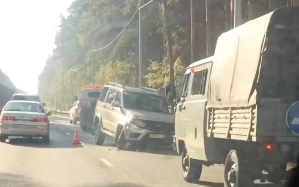 УАЗ "Патриот" врезался в ограждение на шоссе Ленточный бор