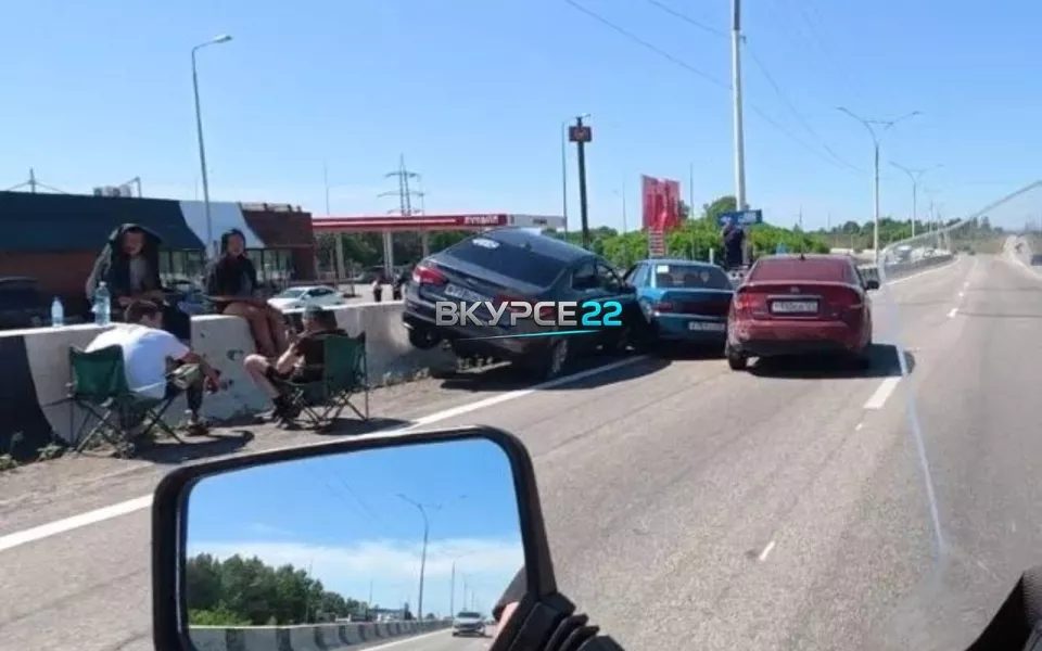 На Старом мосту в Барнауле произошло массовое ДТП, образовалась двухкилометровая пробка