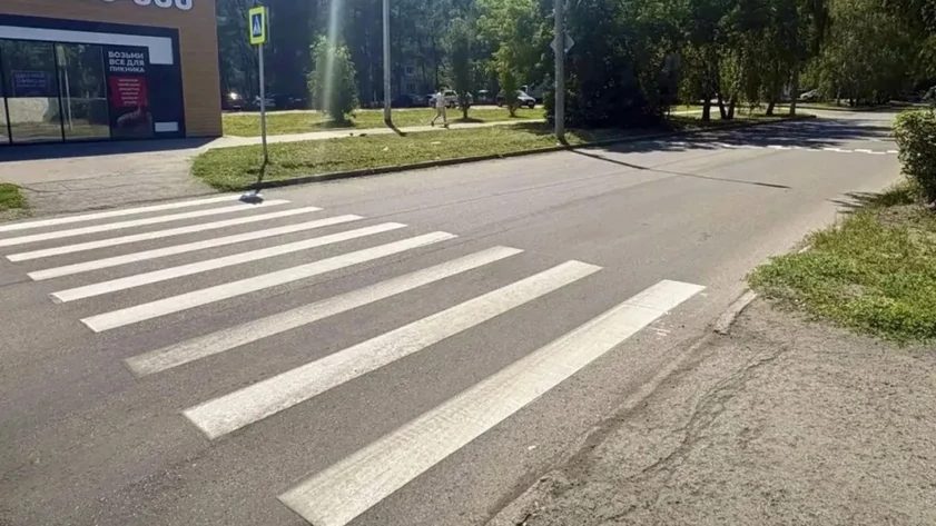 В Барнауле обновляют дорожную разметку на городских улицах и у школ
