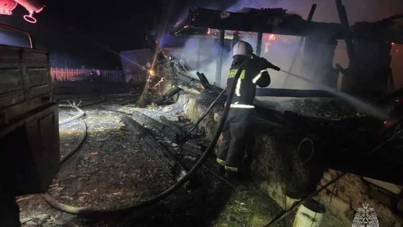 Пожар уничтожил зерновой склад в Калманском районе