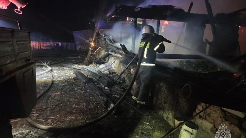 Пожар уничтожил зерновой склад в Калманском районе