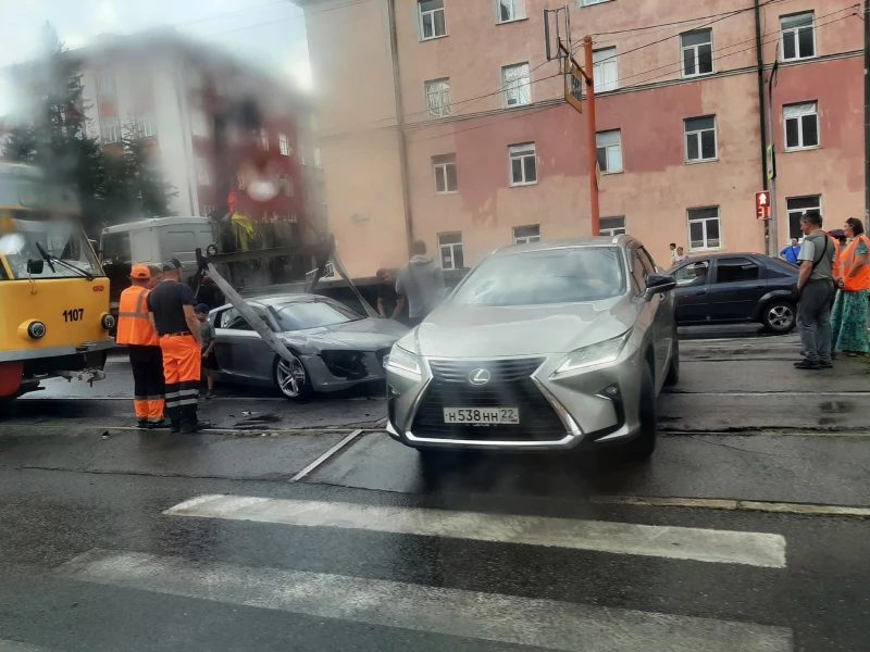 Спортивный автомобиль столкнулся с трамваем в центре Барнаула