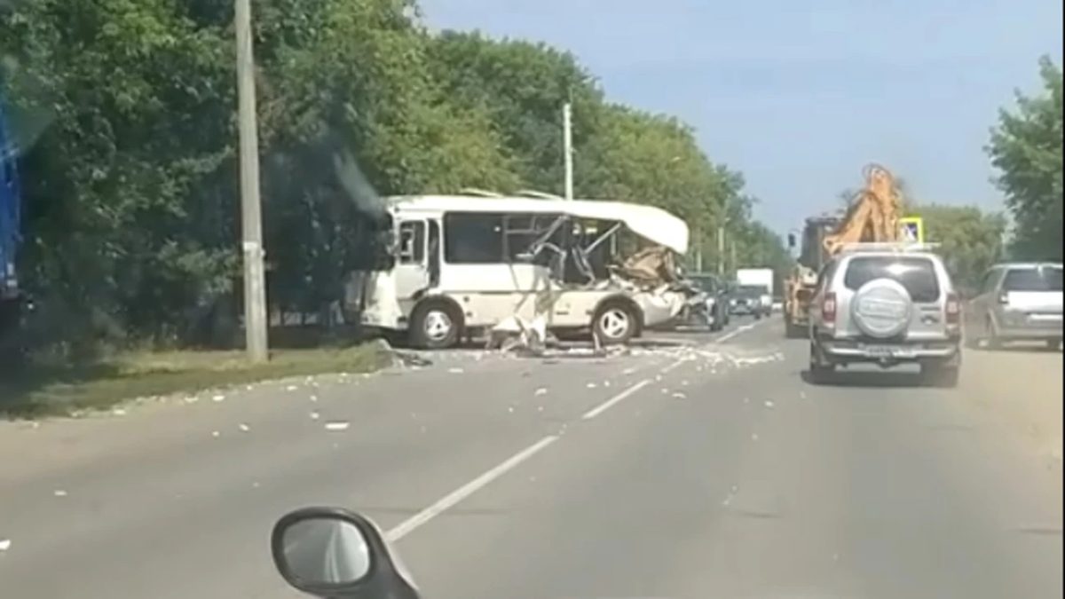 Пассажирский автобус сильно поврежден в ДТП в Новоалтайске
