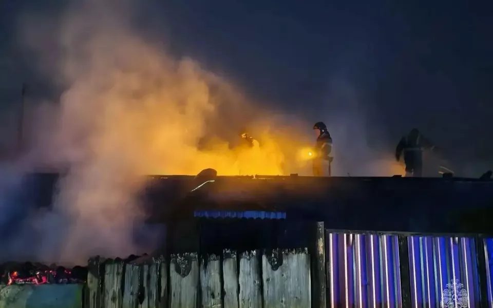 Короткое замыкание в сарае вызвало пожар в двухквартирном доме в Бийске
