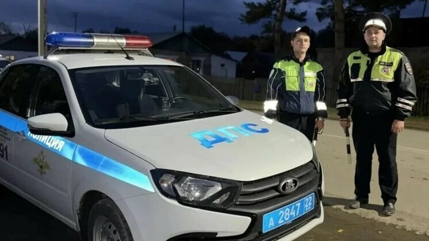 Полицейские спасли мужчину из горящего дома в Змеиногорске