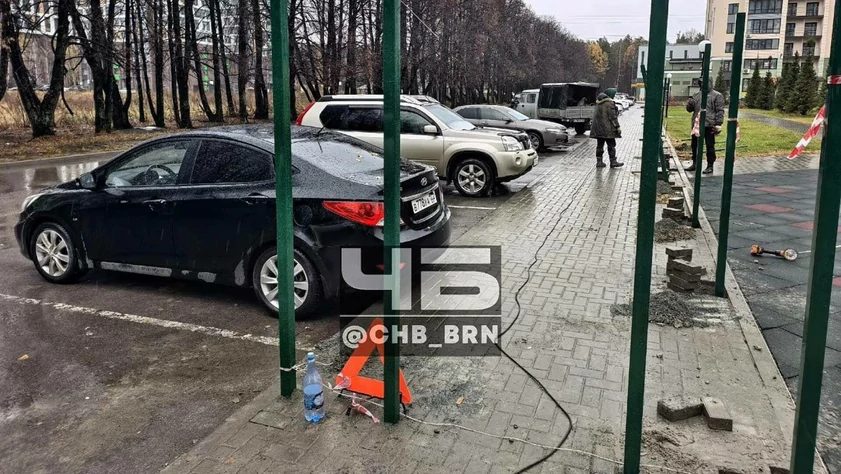 В Барнауле между двумя ЖК на 6-й Нагорной забор разделил территорию и тротуар