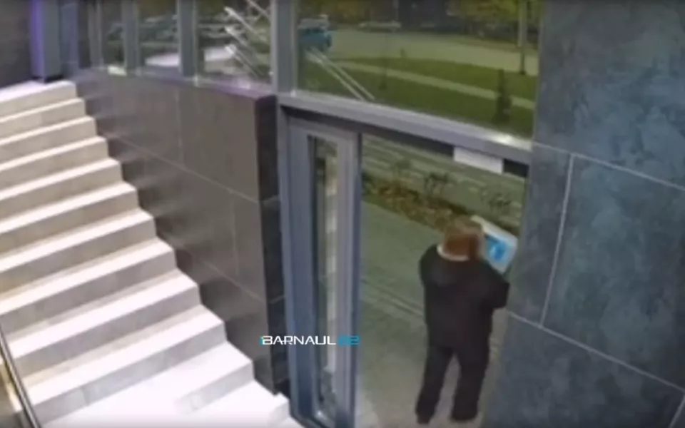 Девочки похитили урну для бахил из барнаульского фитнес-клуба