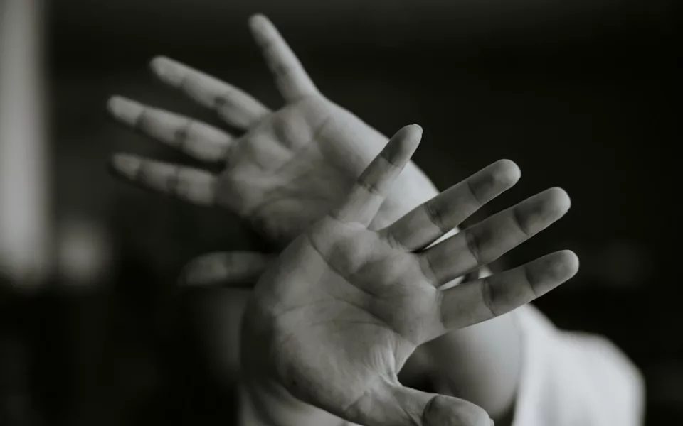 В Новоалтайске будут судить мать, избившую 13-летнюю дочь кочергой